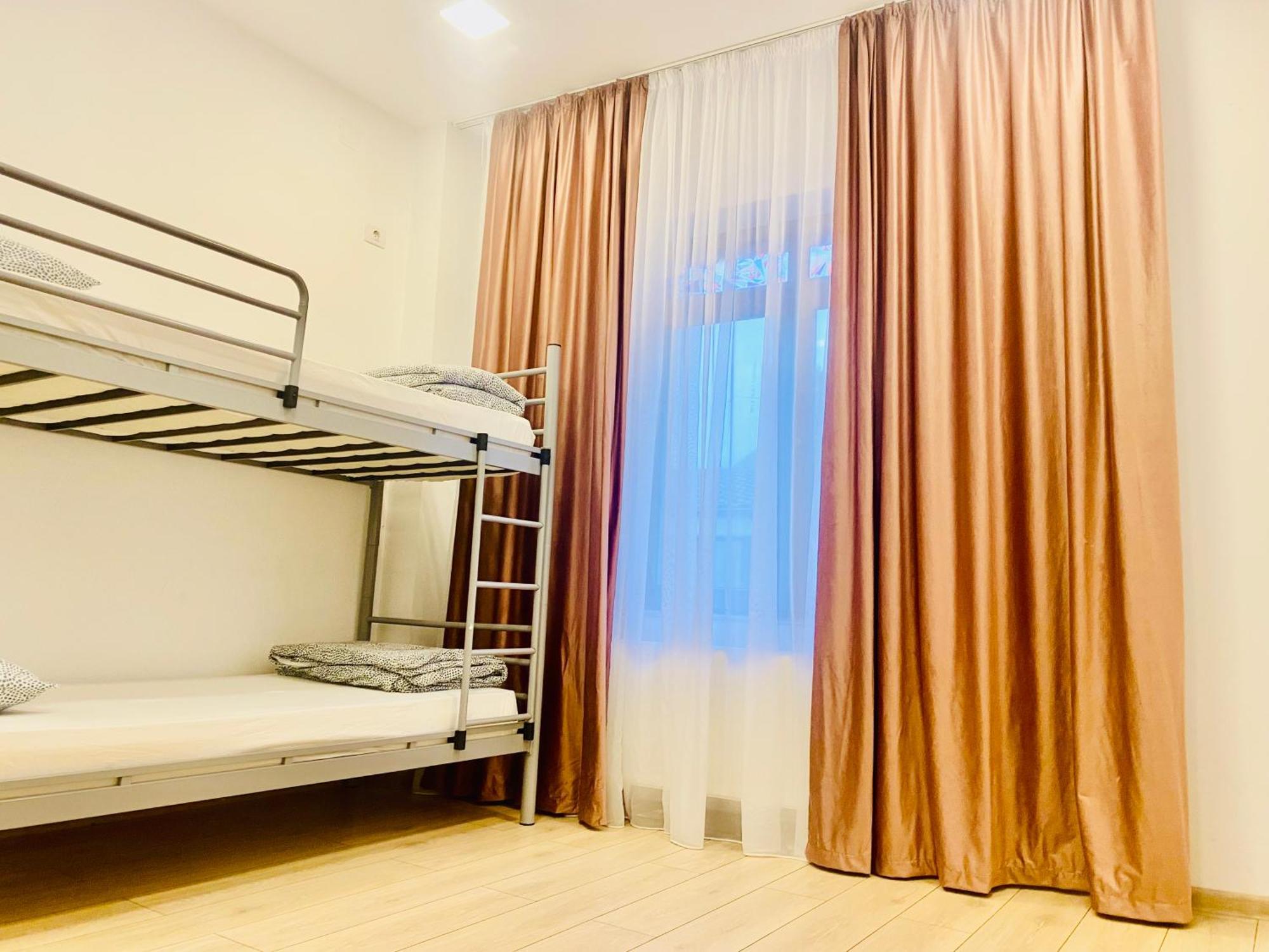 Cazan House Hostel Bukares Bagian luar foto