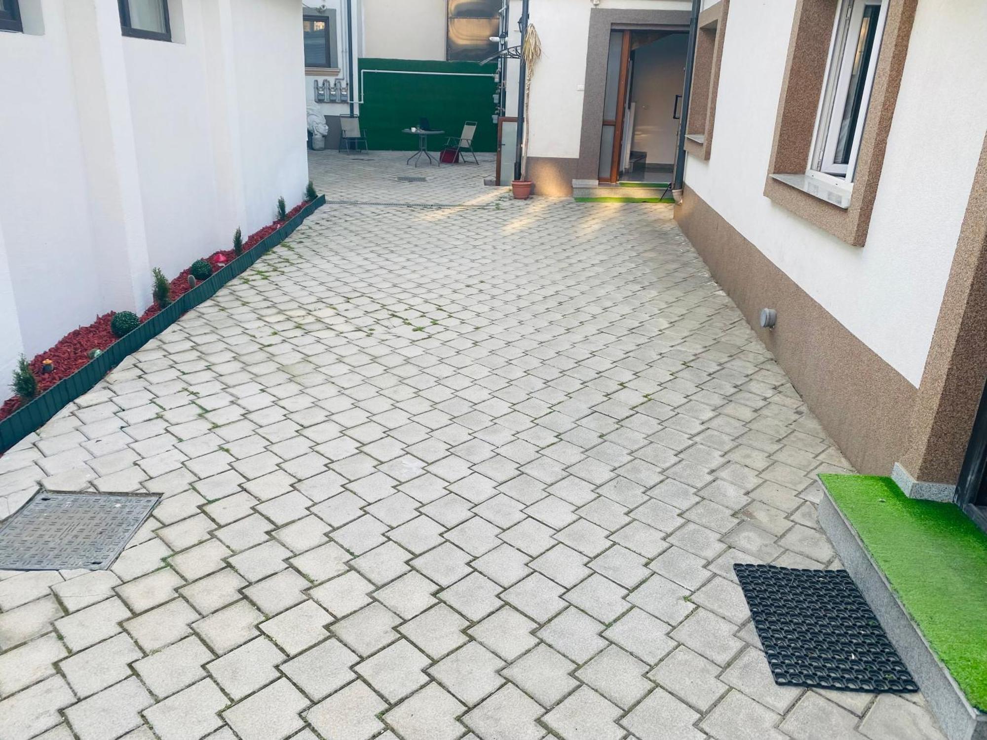 Cazan House Hostel Bukares Bagian luar foto