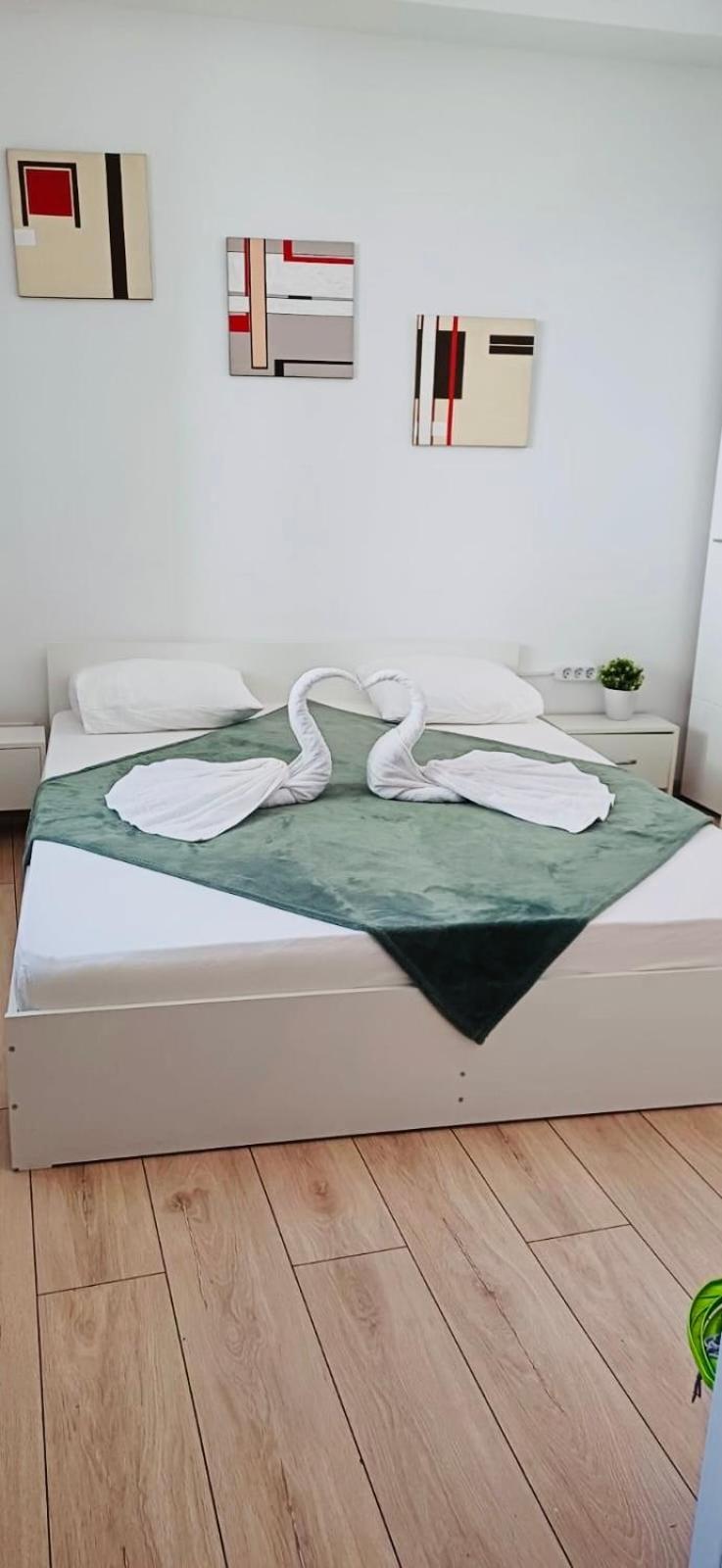 Cazan House Hostel Bukares Bagian luar foto