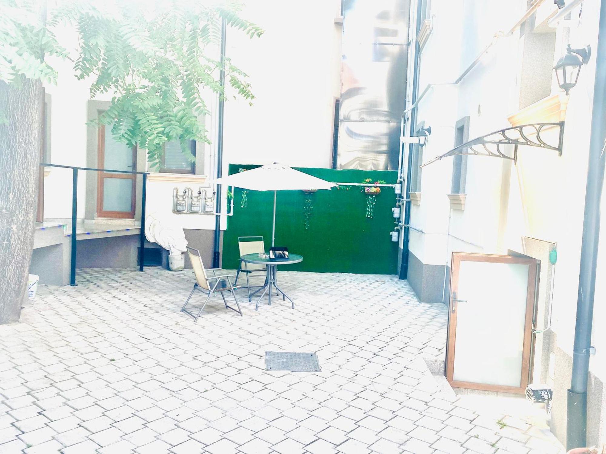 Cazan House Hostel Bukares Bagian luar foto