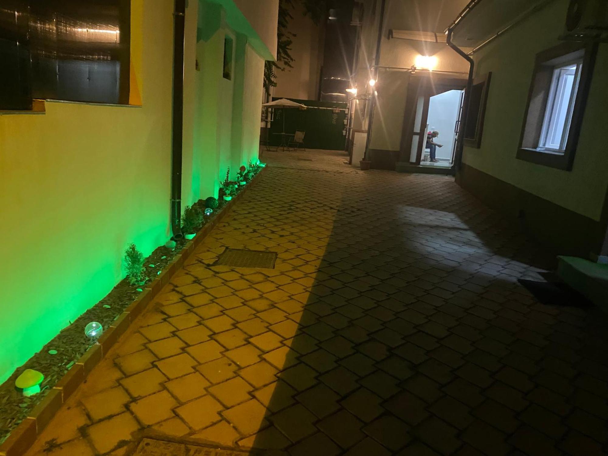 Cazan House Hostel Bukares Bagian luar foto