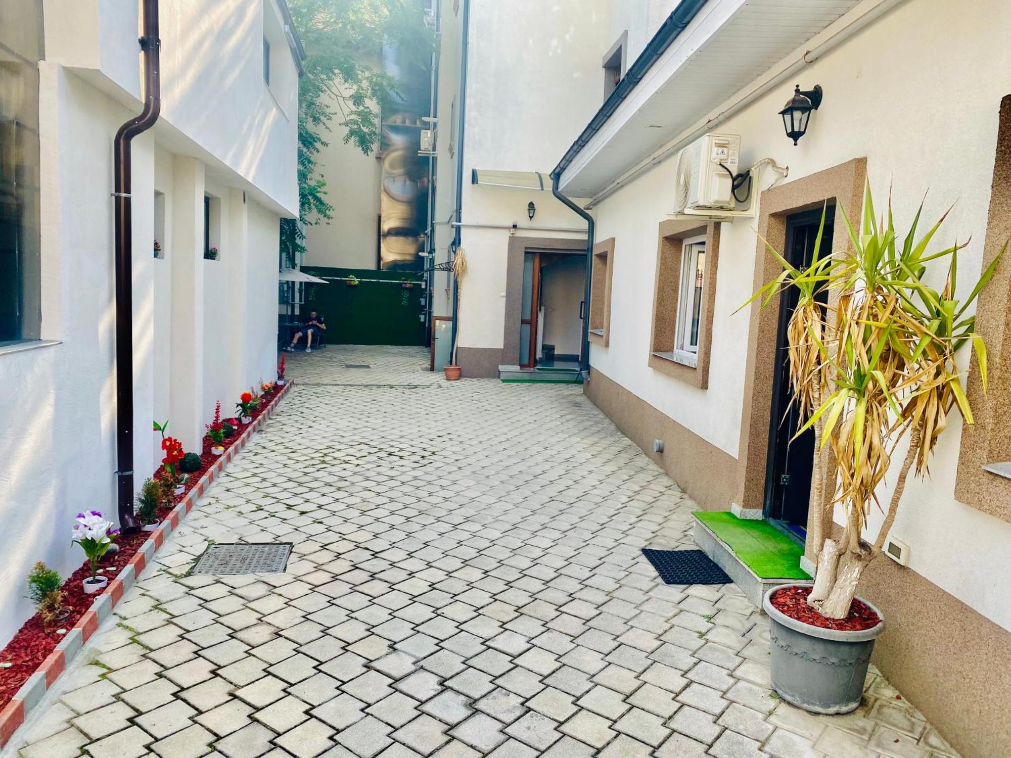 Cazan House Hostel Bukares Bagian luar foto